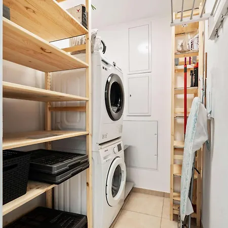 A Stylish Retreat In Urban Landscape Apartment *