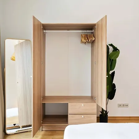 Apartment A Stylish Retreat In Urban Landscape *