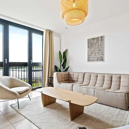 A Stylish Retreat In Urban Landscape Apartment *